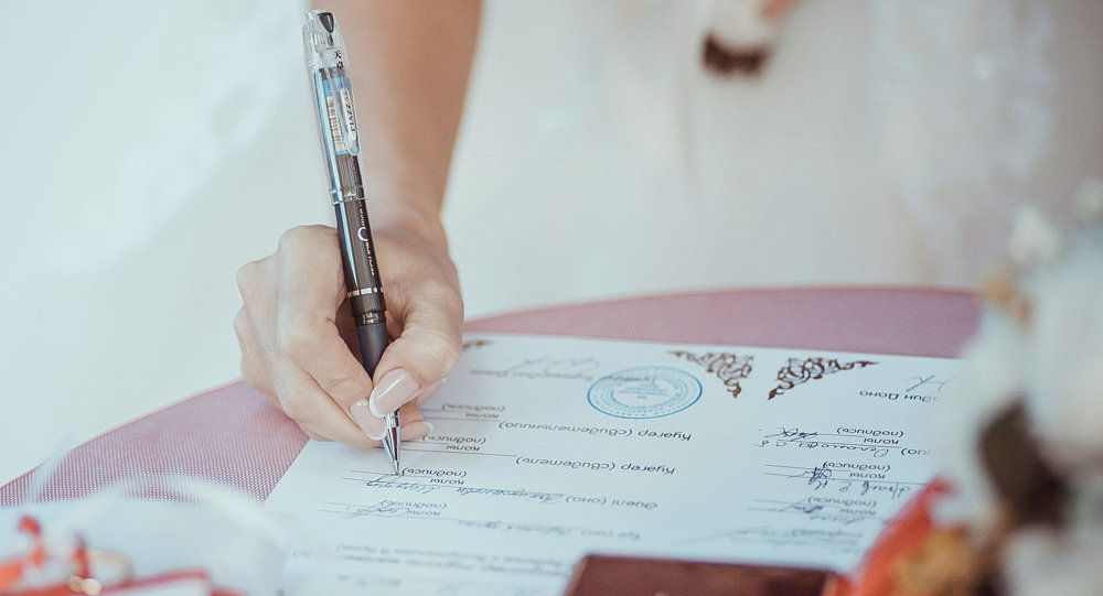 Невеста подписывает свидетельство о браке. Архивное фото