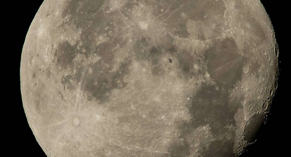 МКС на фоне полной Луны. Архивное