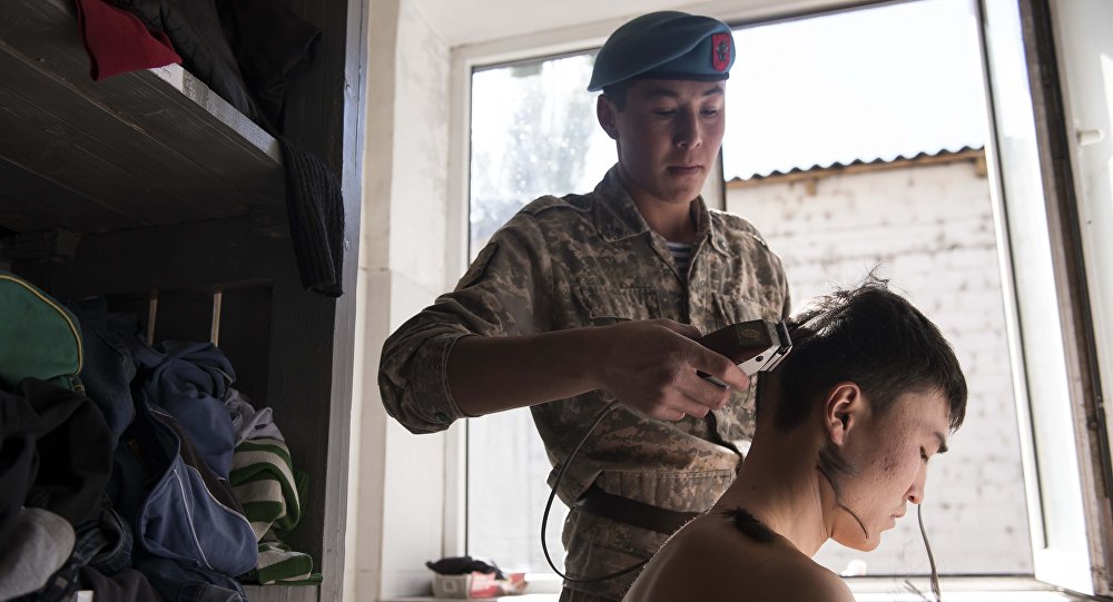 Военнослужащий стрижет волосы призывника. Архивное фото