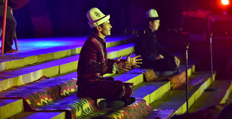 Манасчи выступает на цене во время III Всемирного фестиваля "Эпосов народов мира"