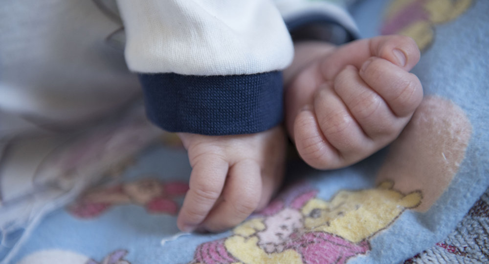 Руки новорожденного ребенка. Архивное фото