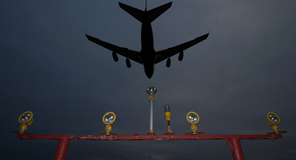 Самолет заходит на посадку в аэропорт. Архивное фото