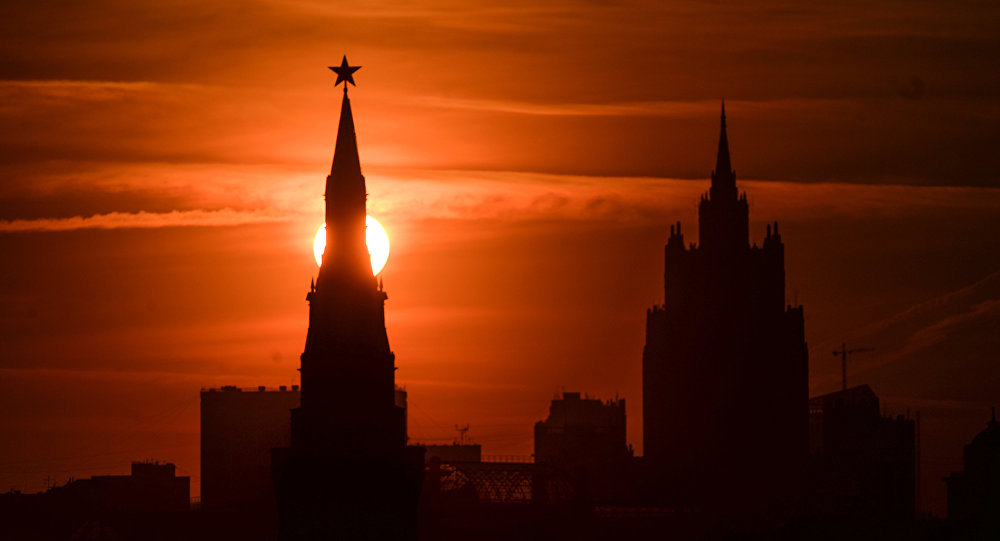 Одна из башен Московского Кремля на закате. Архивное
