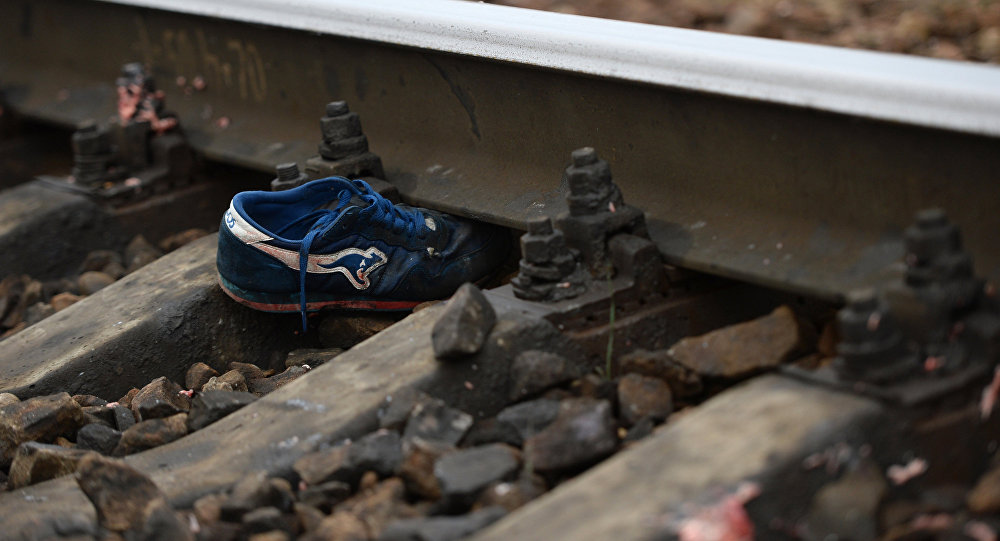 обувь на железнодорожных рельсах. Архивное фото