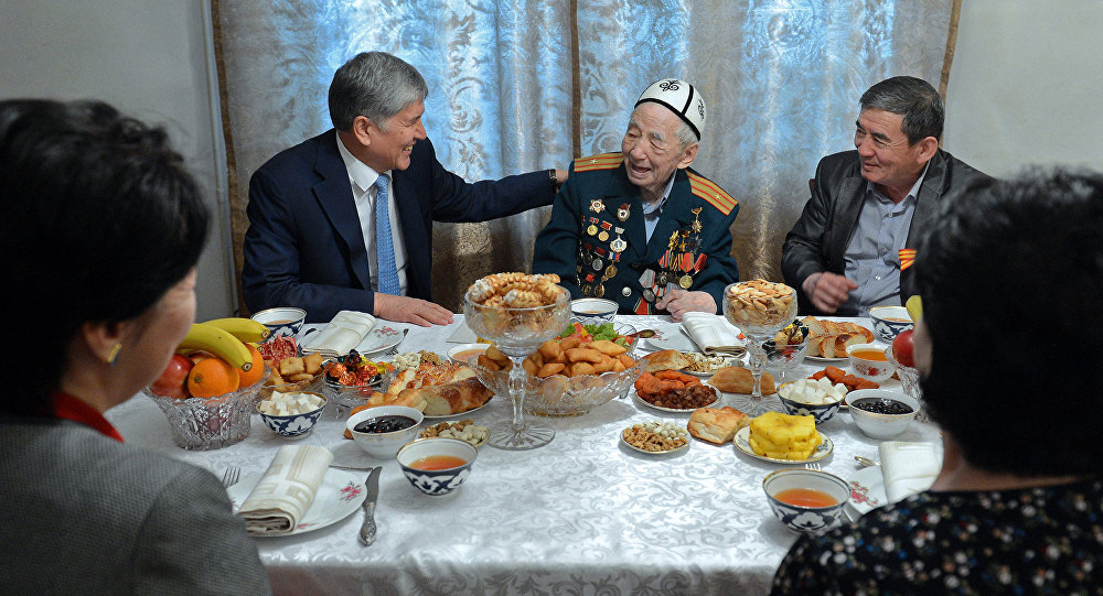 Президент Алмазбек Атамбаев во время визита ветерана Великой Отечественной войны, Героя Кыргызской Республики, Народного поэта Суюнбая Эралиева