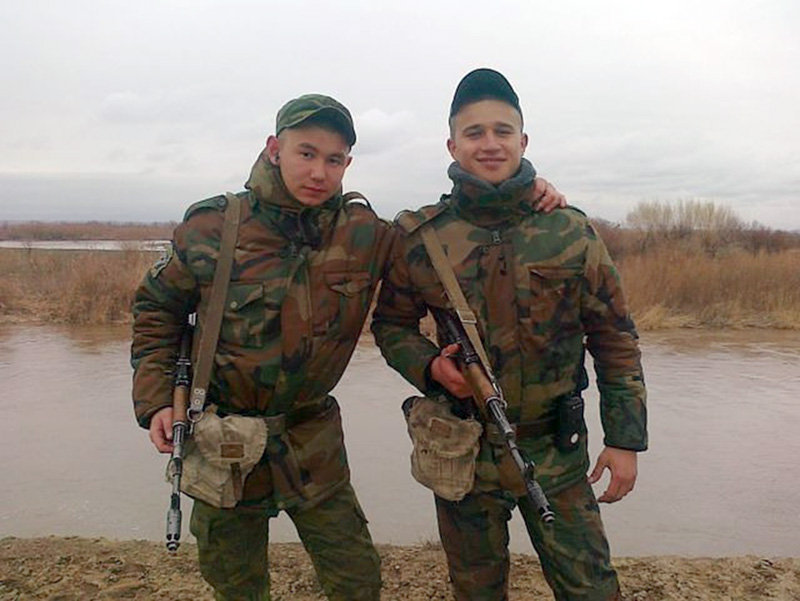 Николай, 21 год (справа). Отслужил 13 месяцев в сухопутных войсках Кыргызстана