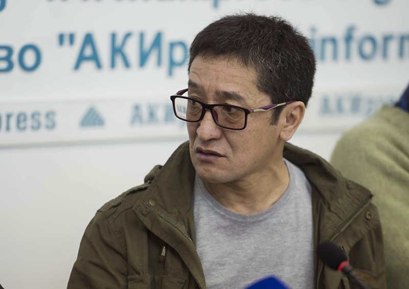 Кыргызский кинорежиссер, сценарист и продюсер Темир Бирназаров во время пресс-конференции. Архивное фото 
