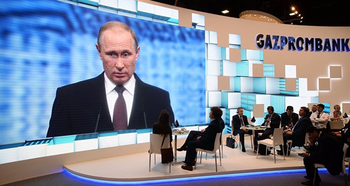 Трансляция выступления президента РФ Владимира Путина на пленарном заседании На пороге новой экономической реальности в рамках XX Петербу