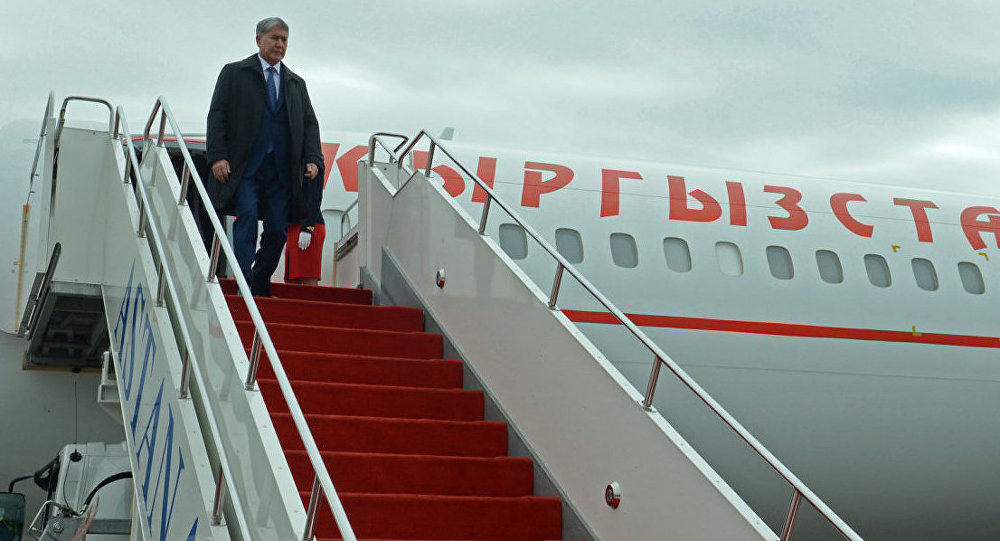 Президент Кыргызстана Алмазбек Атамбаев выходит из самолета в аэропорту. Архивное фото