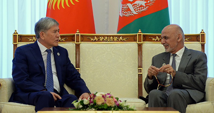 Президент Алмазбек Атамбаев во время всречи с с лидером Афганистана Ашрафом Гани
