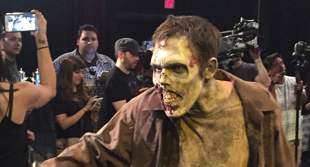Мужчина в макияже зомби на фестивале. Архивное