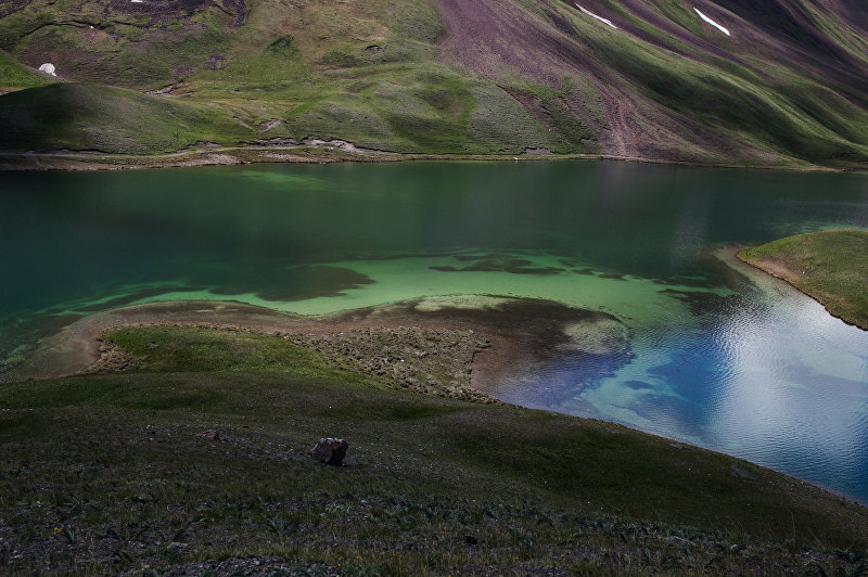 Вид на горное озеро ледникового происхождения