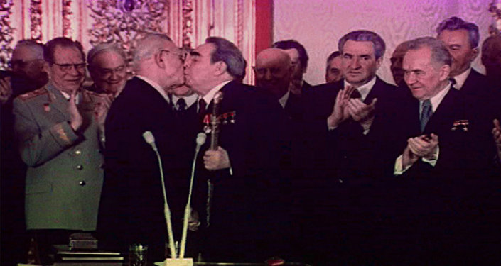 Тройной Брежнев — поцелуи генсека вошедшие в историю