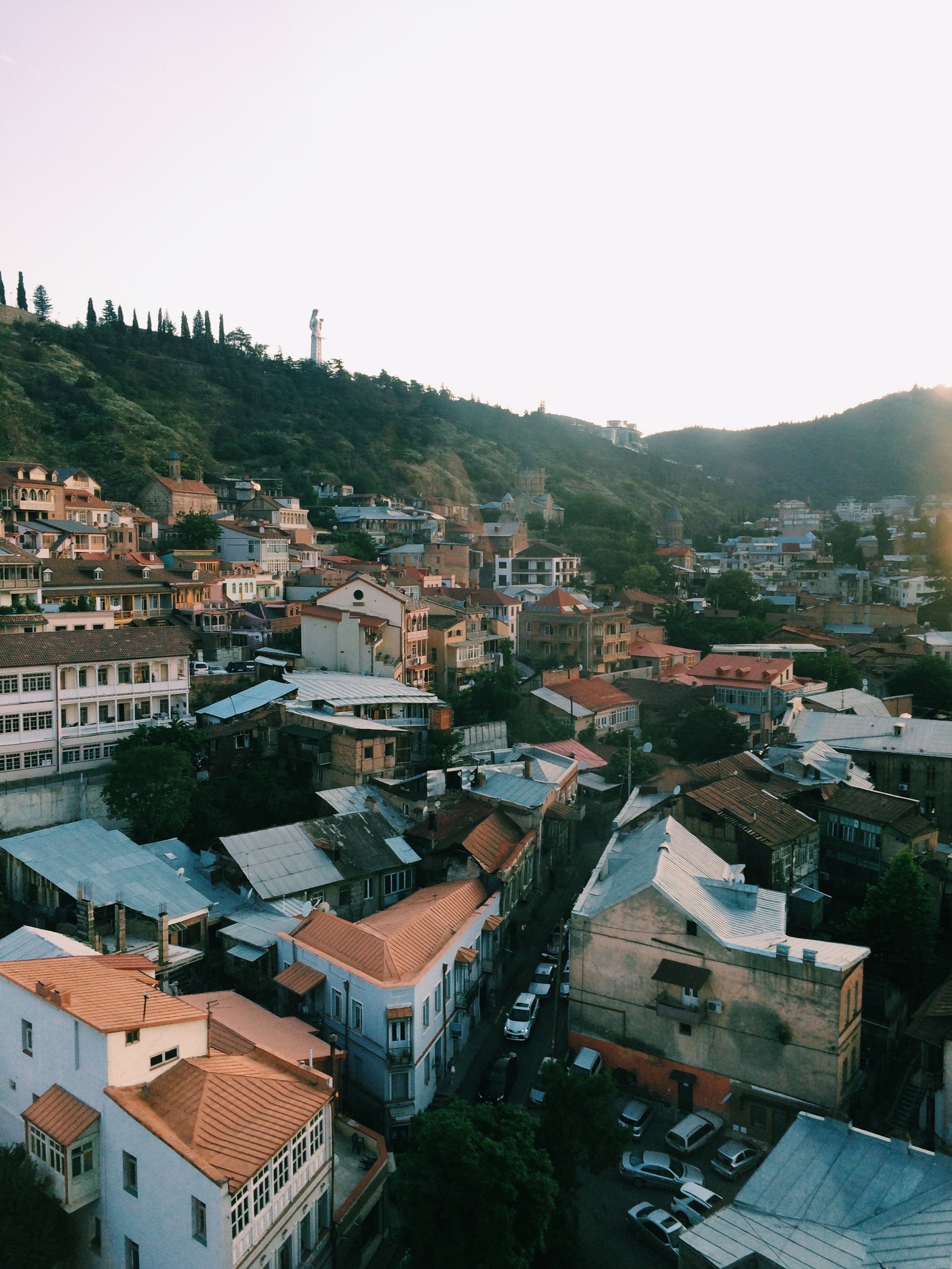 Вид на дома в столице Грузии — Тбилиси