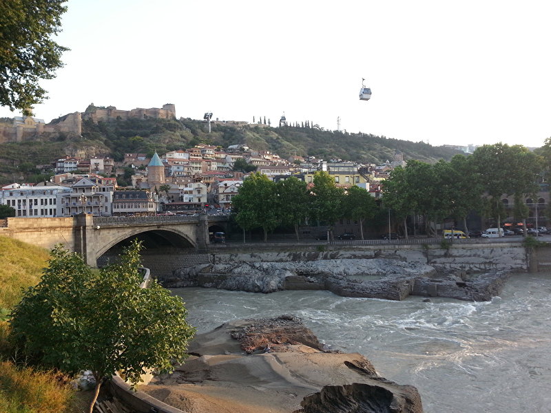 Мост через реку в городе Тбилиси