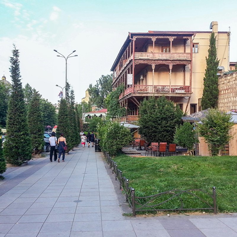 Люди на одной из улиц города Тбилиси