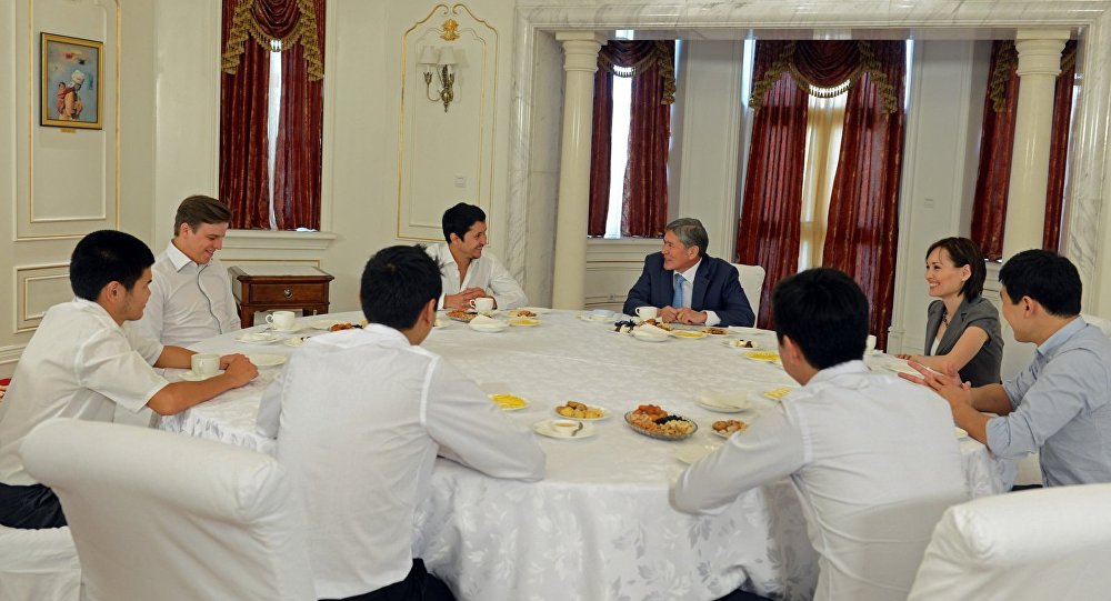 Президент Кыргызской Республики Алмазбек Атамбаев во время встречи с командой КВН Азия MIX. Архивное фото