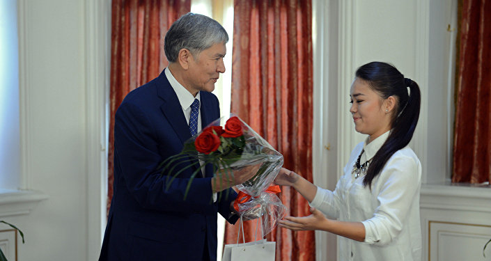 Президент Кыргызстана Алмазбек Атамбаев во время вручения