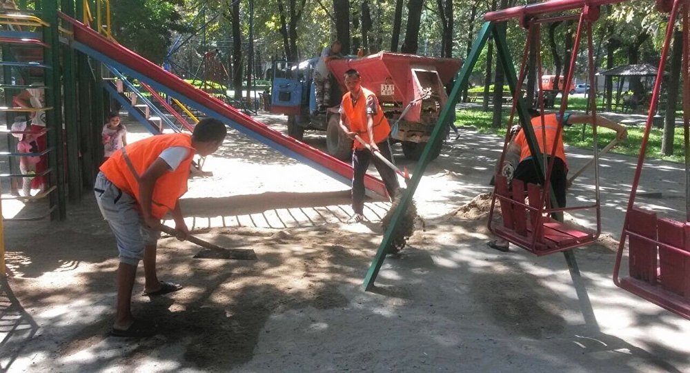 Сотрудники МП Тазалык завозит песок на столичные детские площадки