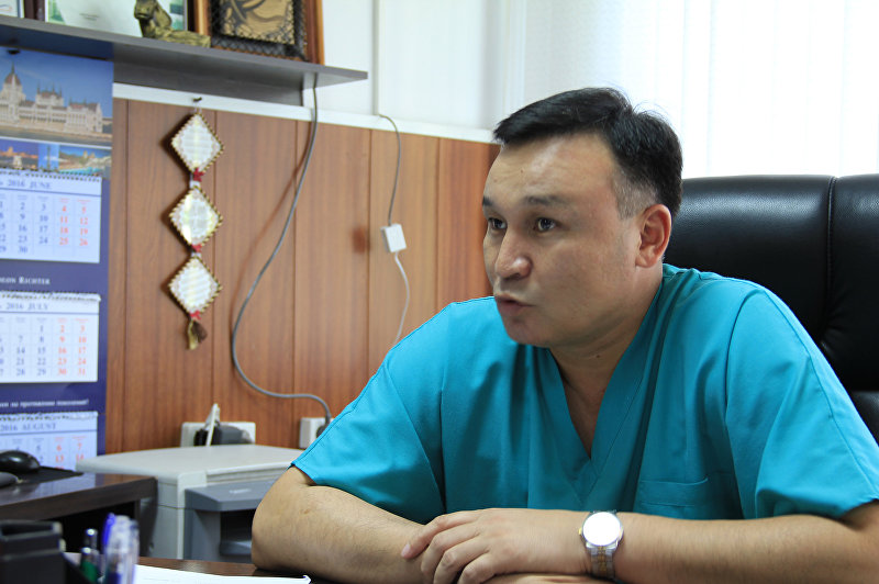 Главврач Бишкекского научно-исследовательского центра травматологии и ортопедии Алмаз Кубатбеков во время интервью