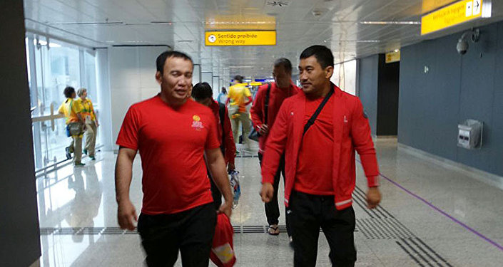 Борцы-олимпийцы Кыргызстана усталые из-за полета, но в хорошем настроении прибыли в Бразилию.