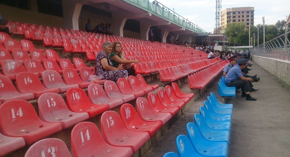 Зрители на стадионе Долона Омурзакова до начала концерта российской певицы Валерии в Бишкеке