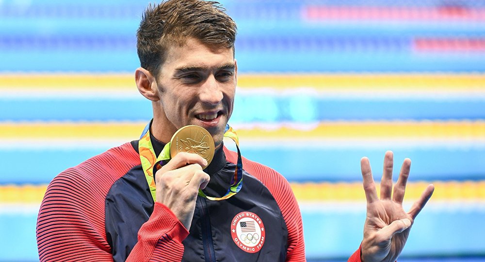 Майкл Фелпс, завоевавший золотую медаль в плавании на 200 м комплексом среди мужчин на церемонии награждения XXXI летних Олимпийских игр