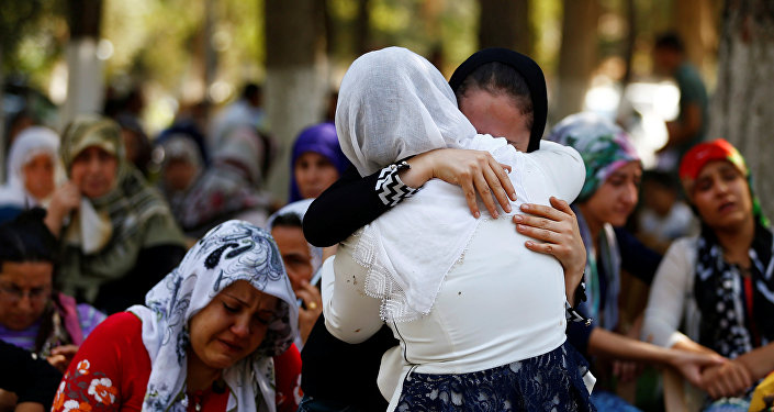 Родственники и друзья жертв взрыва который произошел во время свадебного торжества в городе Газиантеп на юге Турции