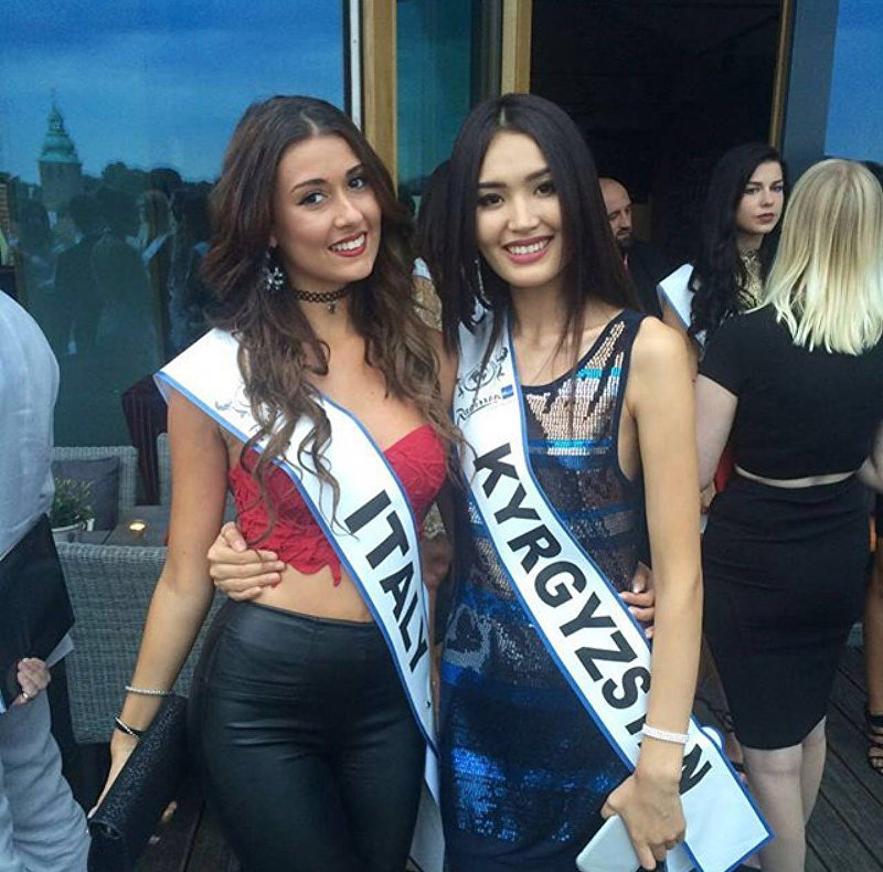 Участница конкурса красоты Top Model Of The World – 2016 модель Бегимай Карыбекова из Кыргызстана с участницей из Италии