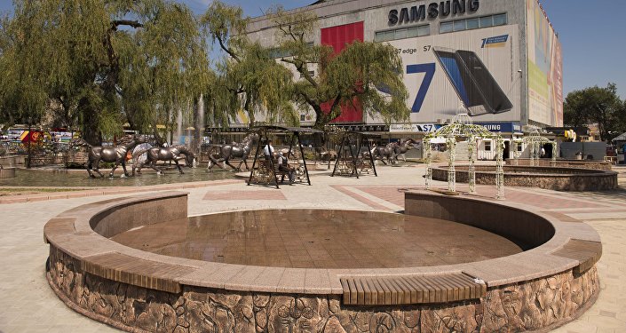 В Бишкеке после реконструкции открылся фонтанный комплекс у Центрального универсального магазина (ЦУМ) Айчурек.