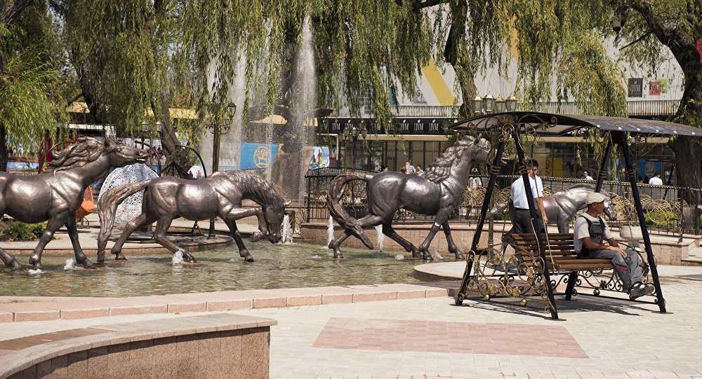 Лошадки на фонтанном комплексе возле Центрального универсального магазина Айчурек после реконструкции