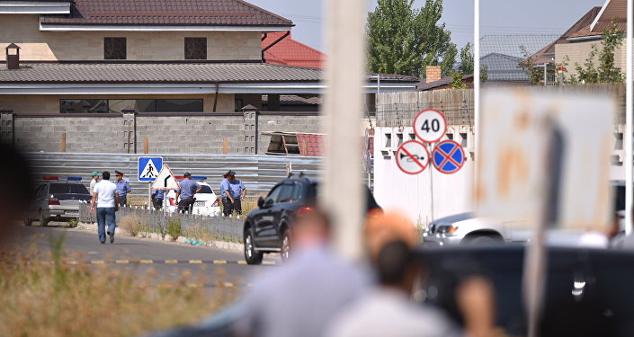 Следственно-оперативная группа, у дипломатического представительство Китая в Бишкеке, на территории которого произошел взрыв автомашины марки Mitsubishi Delica