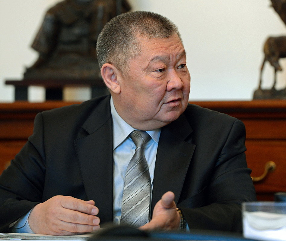 Бывший вице-премьер Токон Мамытов во время визита к президенту Алмазбеку Атамбаеву.