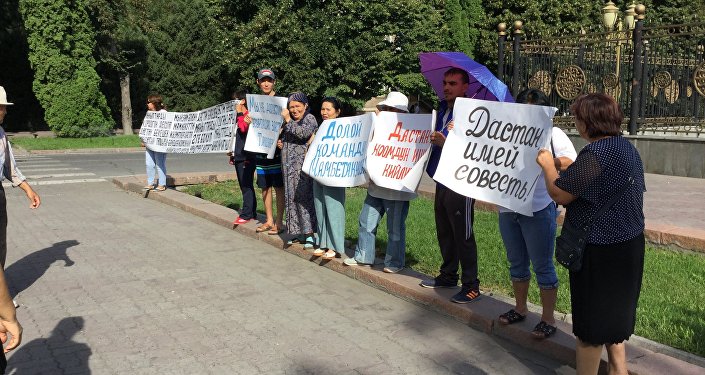 У здания Жогорку Кенеша проходят два митинга — на акции протеста вышли члены Кыргызского общества слепых и глухих (КОСГ) и граждане, протестующие против изъятия частной собственности