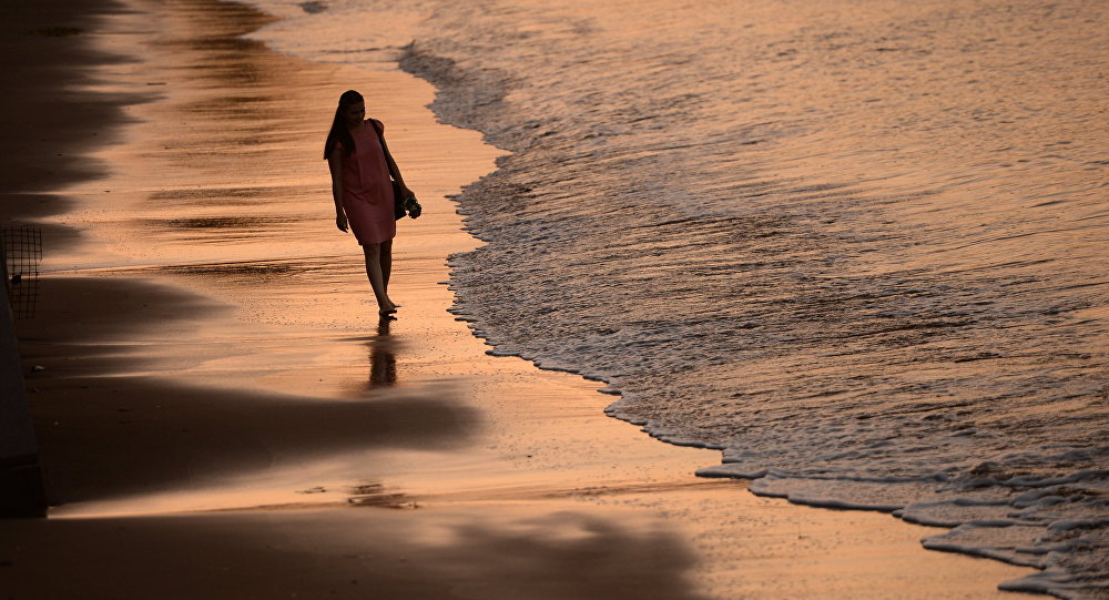 Девушка на берегу пляжа. Архивное фото