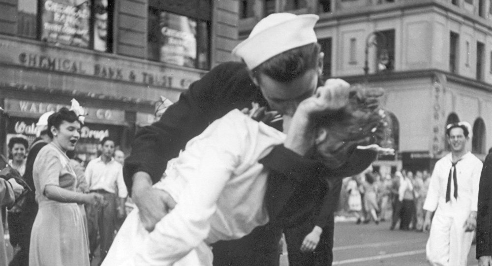 Скончалась медсестра со легендарной фотографии «Поцелуй на Таймс-сквер»