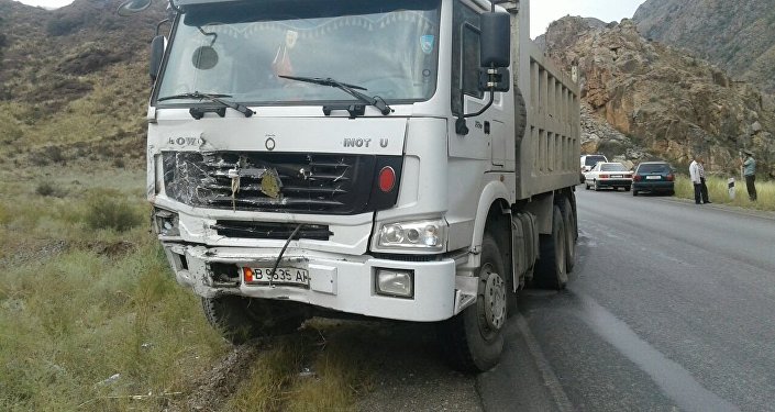 В результате столкновения грузовика HOWO и минивэна Toyota погибли пять человек.