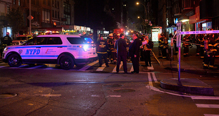 Пожарная служба у взорвавшегося мусорного контейнера в Нью-Йорке