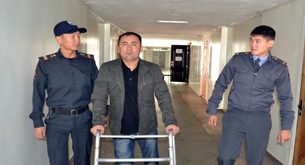 Оказание материальной помощи ветерану правоохранительных органов Алмазбеку Акчекееву, которому ампутировали обе ноги в результате ранения, полученного на площади Ала-Тоо 7 апреля 2010 года