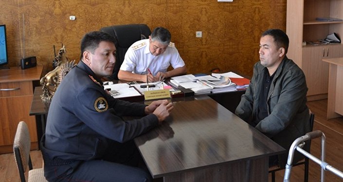 В понедельник руководство Управления патрульной милиции ГУВД Бишкека начало работу с оказания материальной помощи ветерану правоохранительных органов Алмазбеку Акчекееву, которому ампутировали обе ноги в результате ранения, полученного на площади Ала-Тоо 7 апреля 2010 года