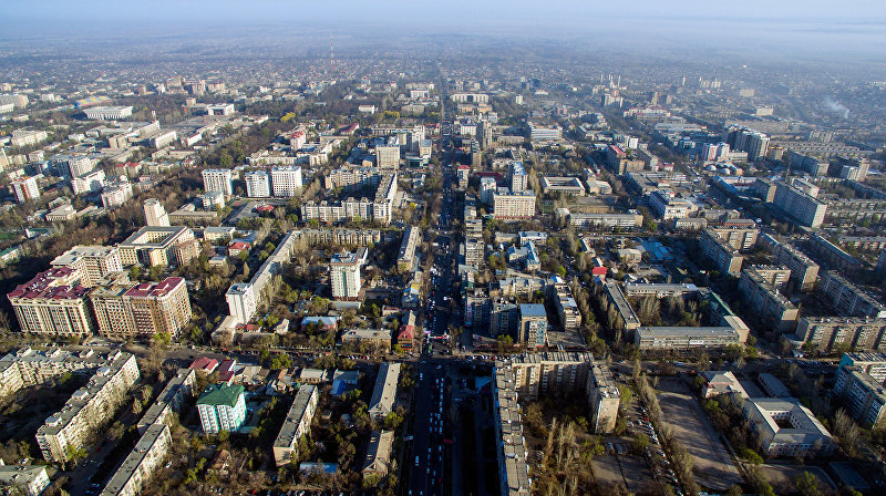 Вид с высоты на улицы Байтик Баатыра, Юсупа Абдрахманова и Абдынасыра Елебесова города Бишкек