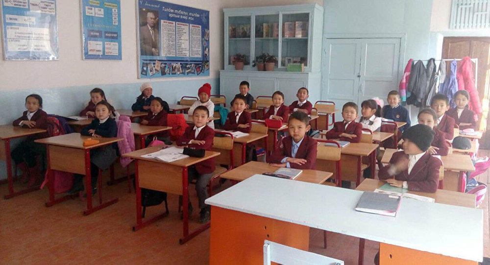 Школьные парты и стулья школы имени Эшимбека Капалова Бакай-Атинского района, которые были закуплены и доставлены супругами-мигрантами за свой личный счет