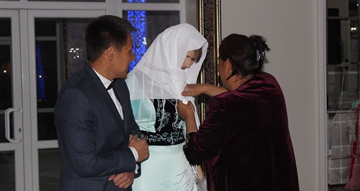 Анастасия Озерска: на свадьбе мы с Уларбеком посоветовались и решили, что я буду в платье с кыргызским орнаментом