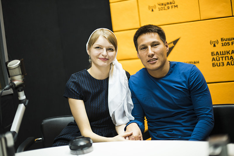 Супруги — кыргызстанец Уларбек Бакырдинов и латышка Анастасия Озерска — во время интервью Sputnik Кыргызстан