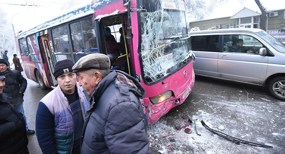 ДТП с участием автобуса и троллейбуса на улице Льва Толстого