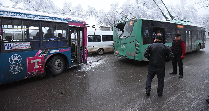 Утром на пересечении улиц Льва Толстого и Баха автобус с пассажирами въехал в троллейбус