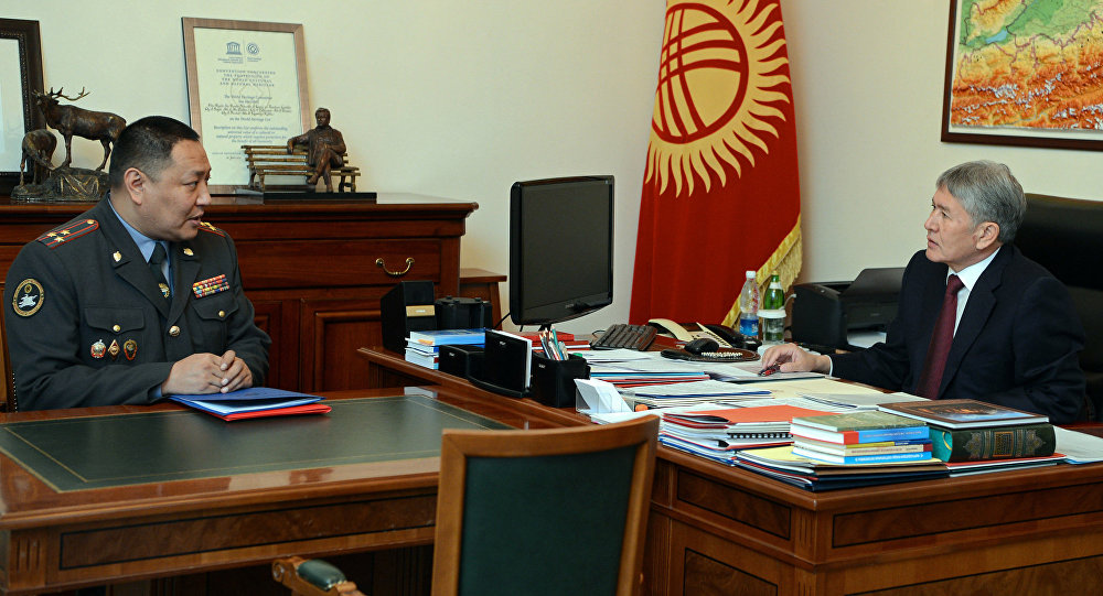 Президент Кыргызской Республики Алмазбек Атамбаев в ходе встречи с министром внутренних дел Уланом Исраиловым