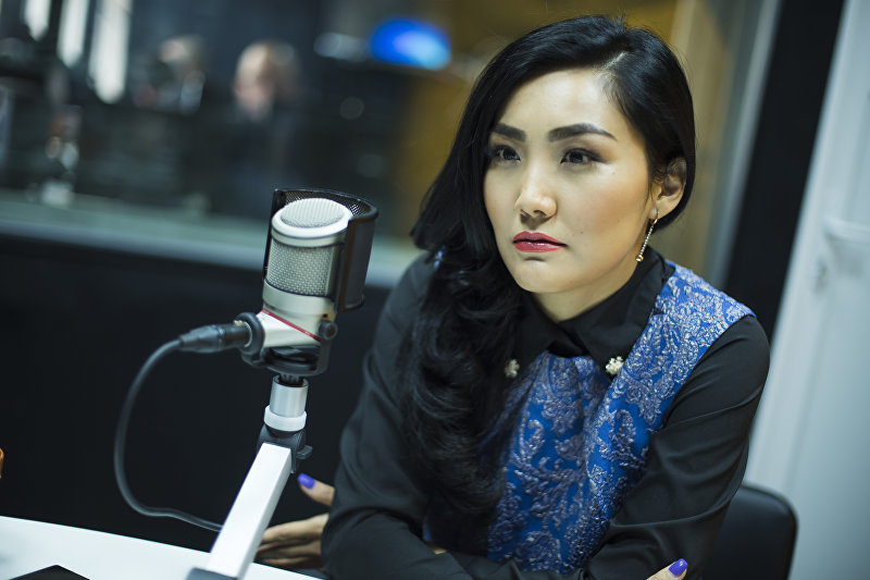 Журналистка КТРК Эльнура Молдокадырова во время интервью Sputnik Кыргызстан