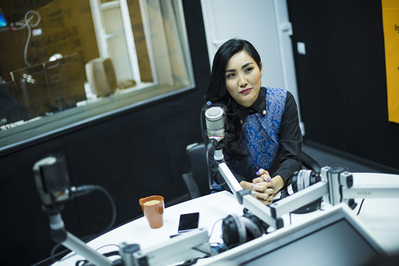 Журналистка КТРК Эльнура Молдокадырова во время интервью Sputnik Кыргызстан