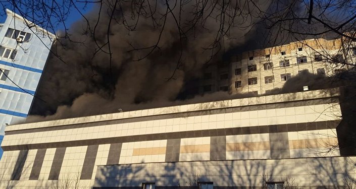 Возгорание произошло в здании на улице Аалы Токомбаева. По предварительной информации, горит частная школа, расположенная по адресу: Токомбаева, 31/1.